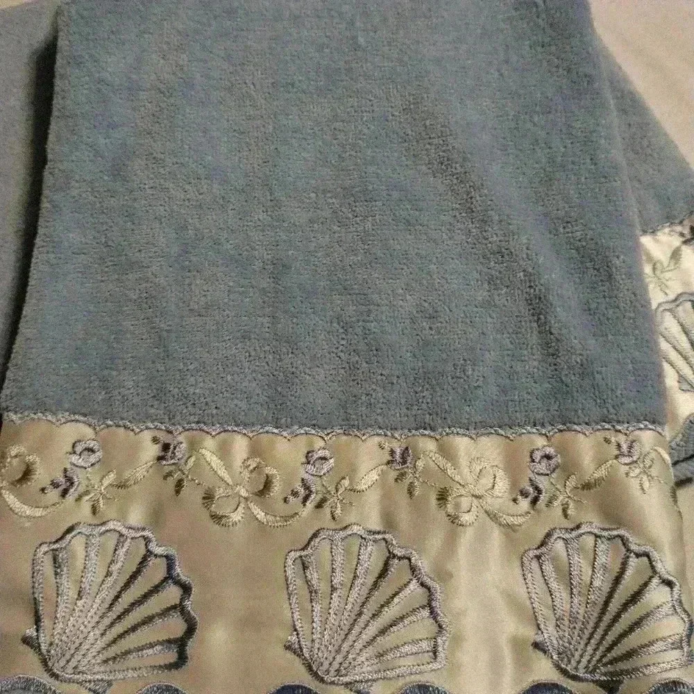 Set of two full size decorative towels after bath brand we're find